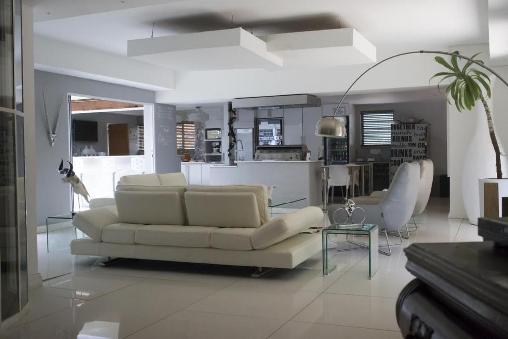 Luxury Upmarket Guesthouse 20 On 4Th Rustenburg Eksteriør billede