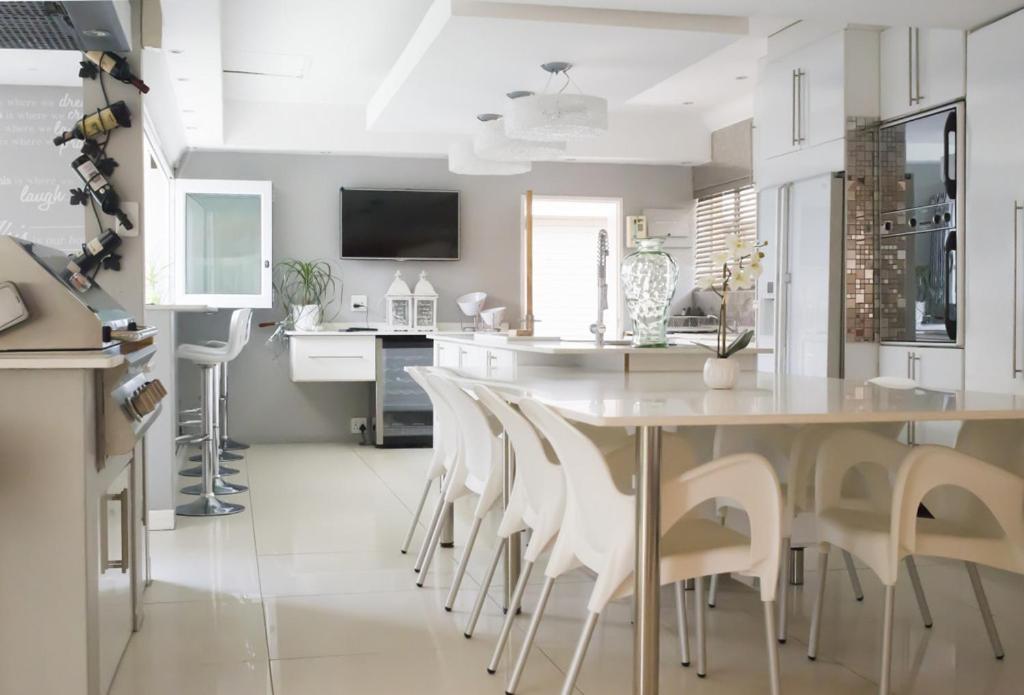 Luxury Upmarket Guesthouse 20 On 4Th Rustenburg Eksteriør billede