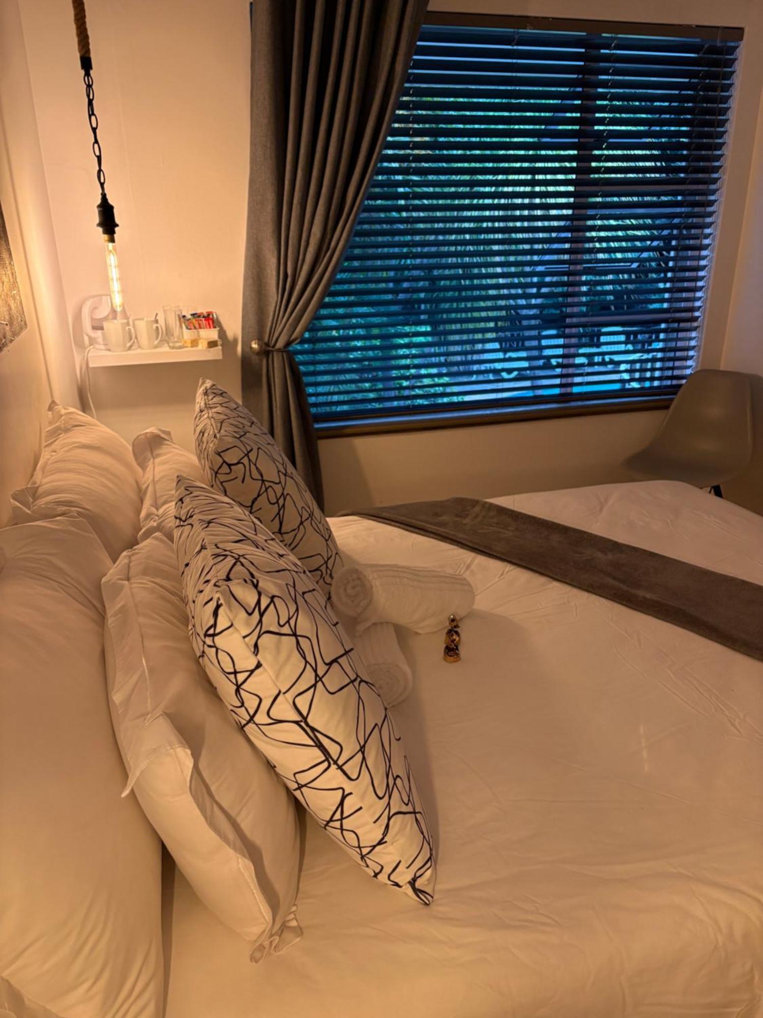 Luxury Upmarket Guesthouse 20 On 4Th Rustenburg Eksteriør billede